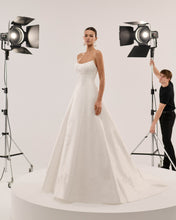 Lade das Bild in den Galerie-Viewer, Rosa Clara Couture - Kollektion 2027 - Modell Silene

