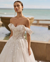 Lade das Bild in den Galerie-Viewer, Luna Novias - Kollektion 2027 - Modell Fineya
